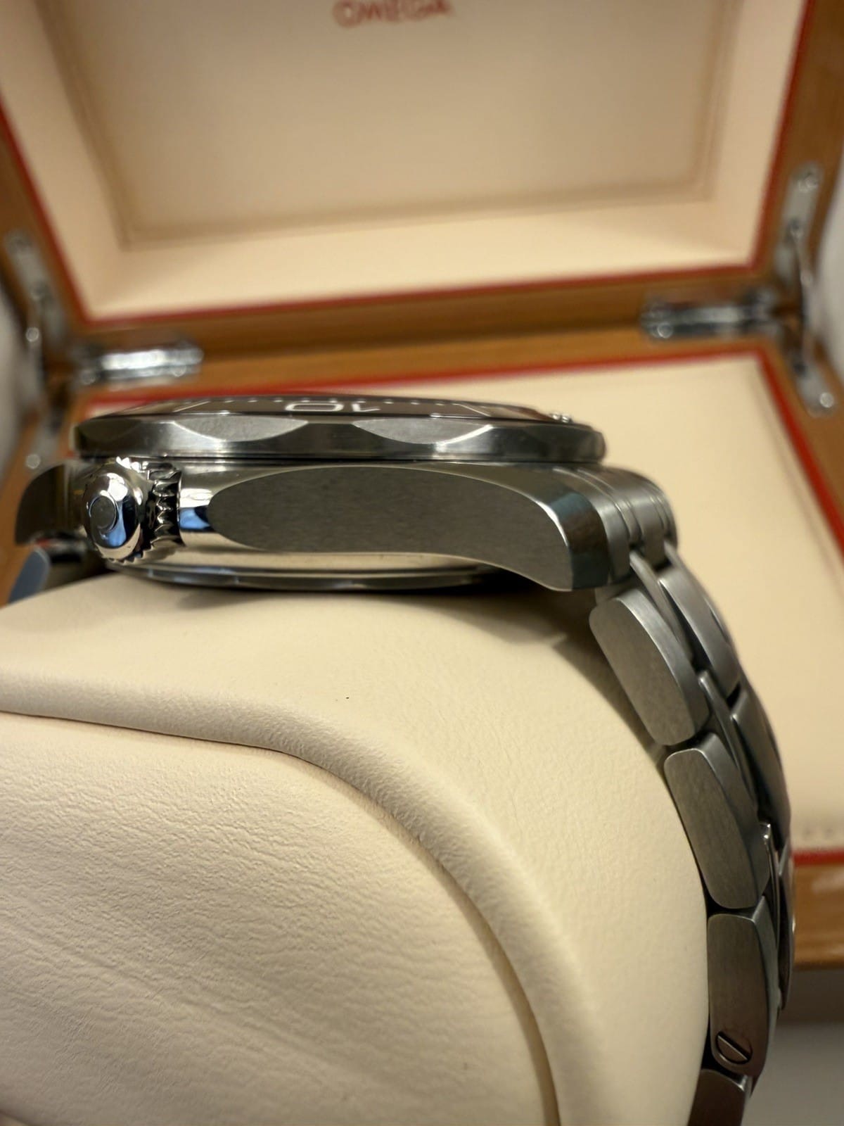 OMEGA Seamaster Diver 300M 210.30.42.20.01.001 Cadran Noir Modèle 2021 – Image 5