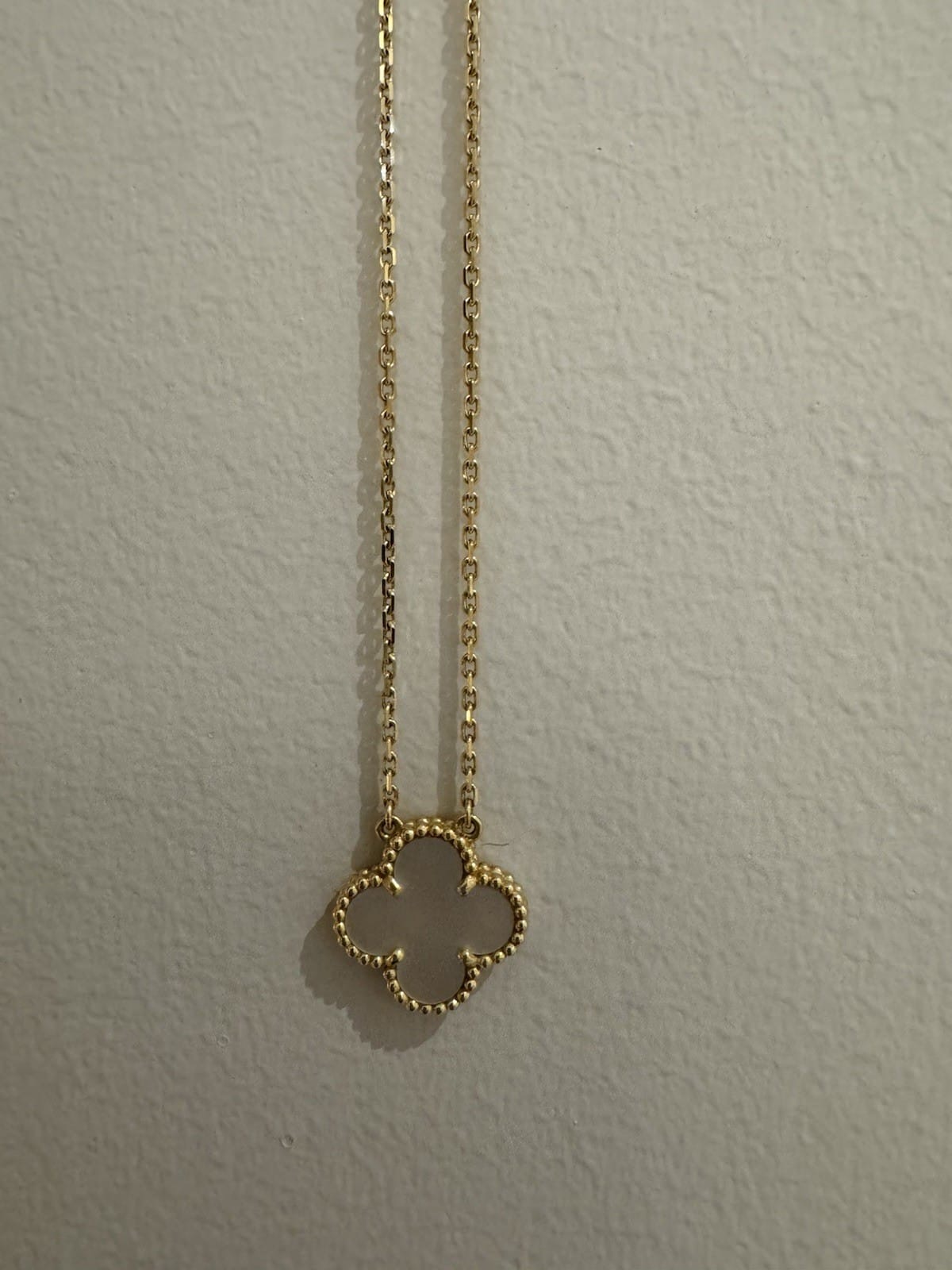 Pendentif Alhambra vintage en nacre de Van Cleef & Arpels, or jaune 18 carats – Image 4