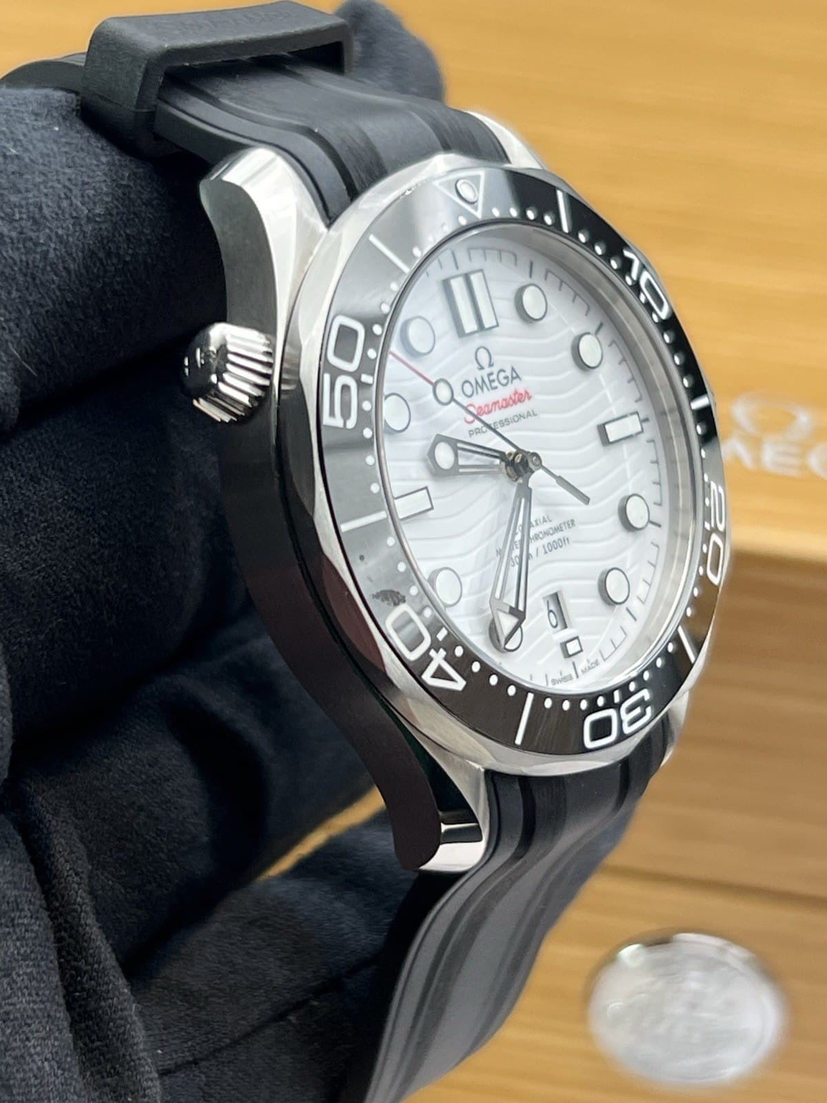 Omega Seamaster 300M 42 mm Cadran blanc 210.32.42.20.01.001 État neuf 2025 – Image 4