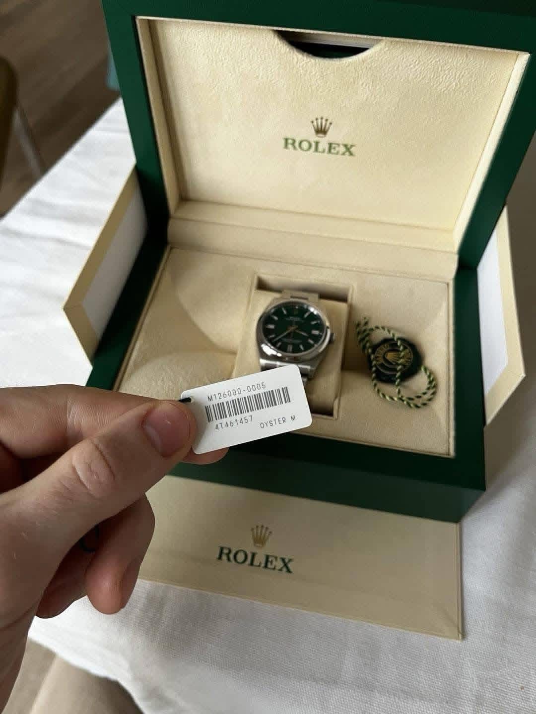 Rolex Oyster Perpetual 36 mm Verte 126000 2023, Boîte et papiers, Excellent état – Image 4
