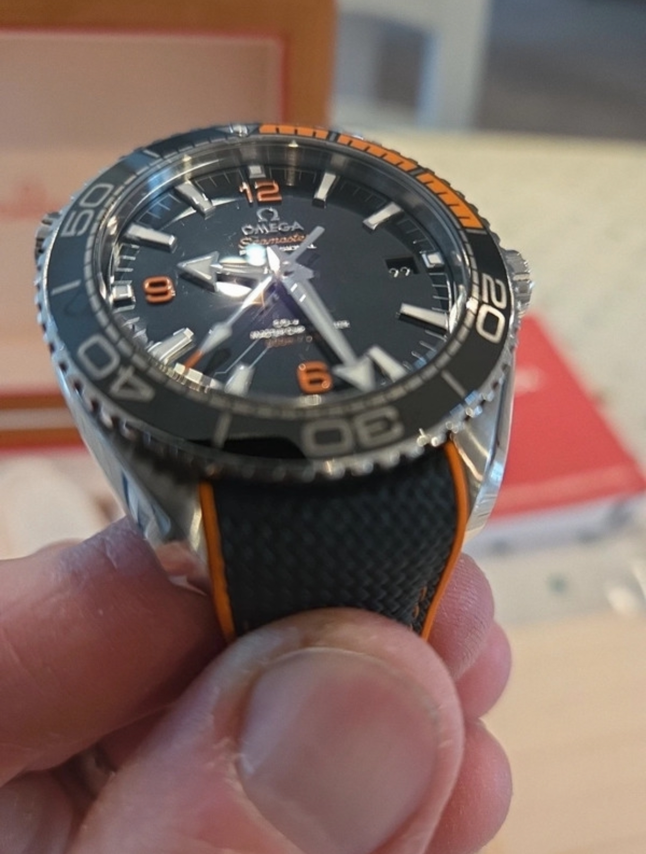 OMEGA Planet Ocean Co-Axial Master 44 mm, bracelet noir et orange. 215.32.44.21.01.001 – Image 2