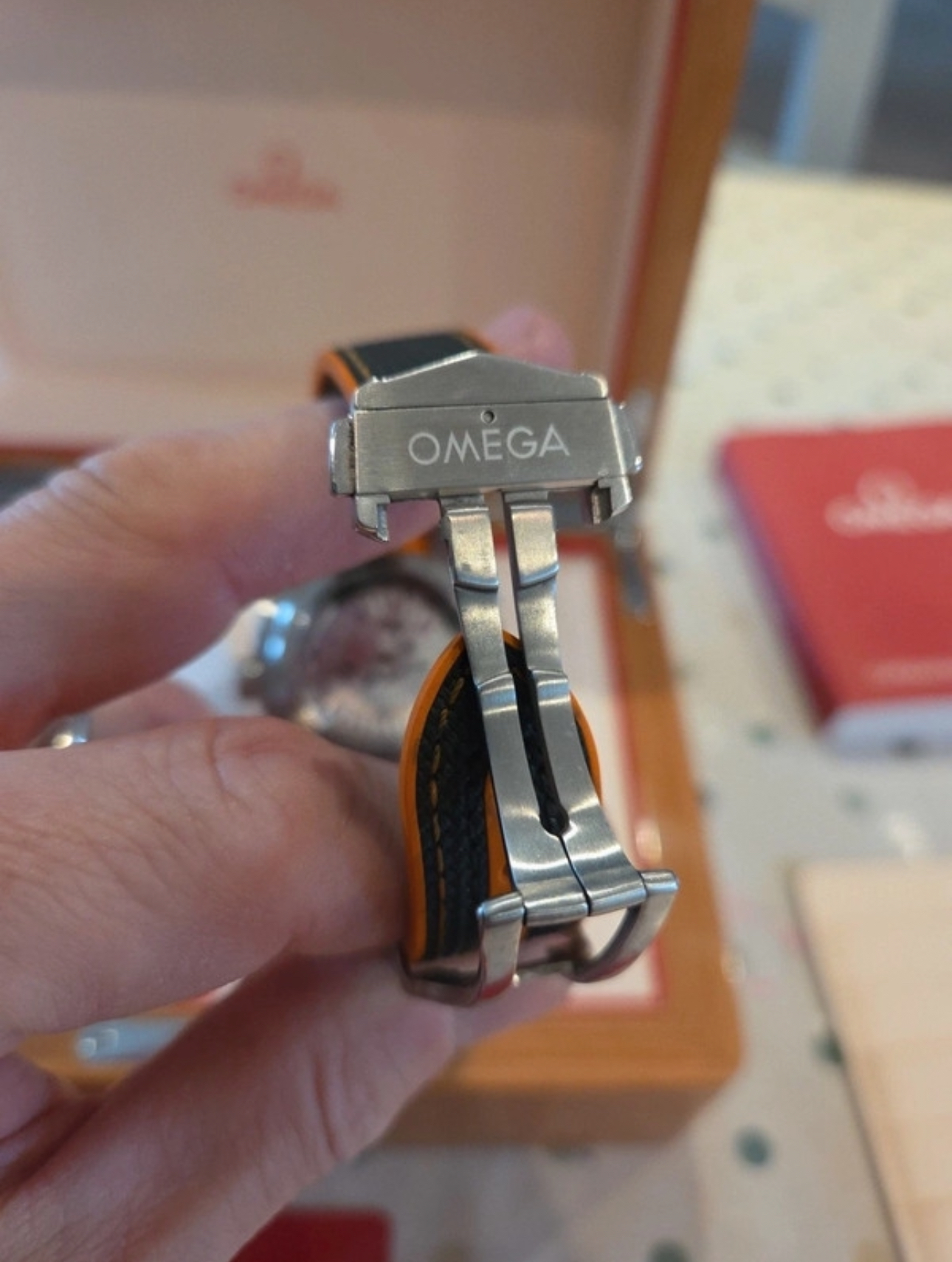 OMEGA Planet Ocean Co-Axial Master 44 mm, bracelet noir et orange. 215.32.44.21.01.001 – Image 3