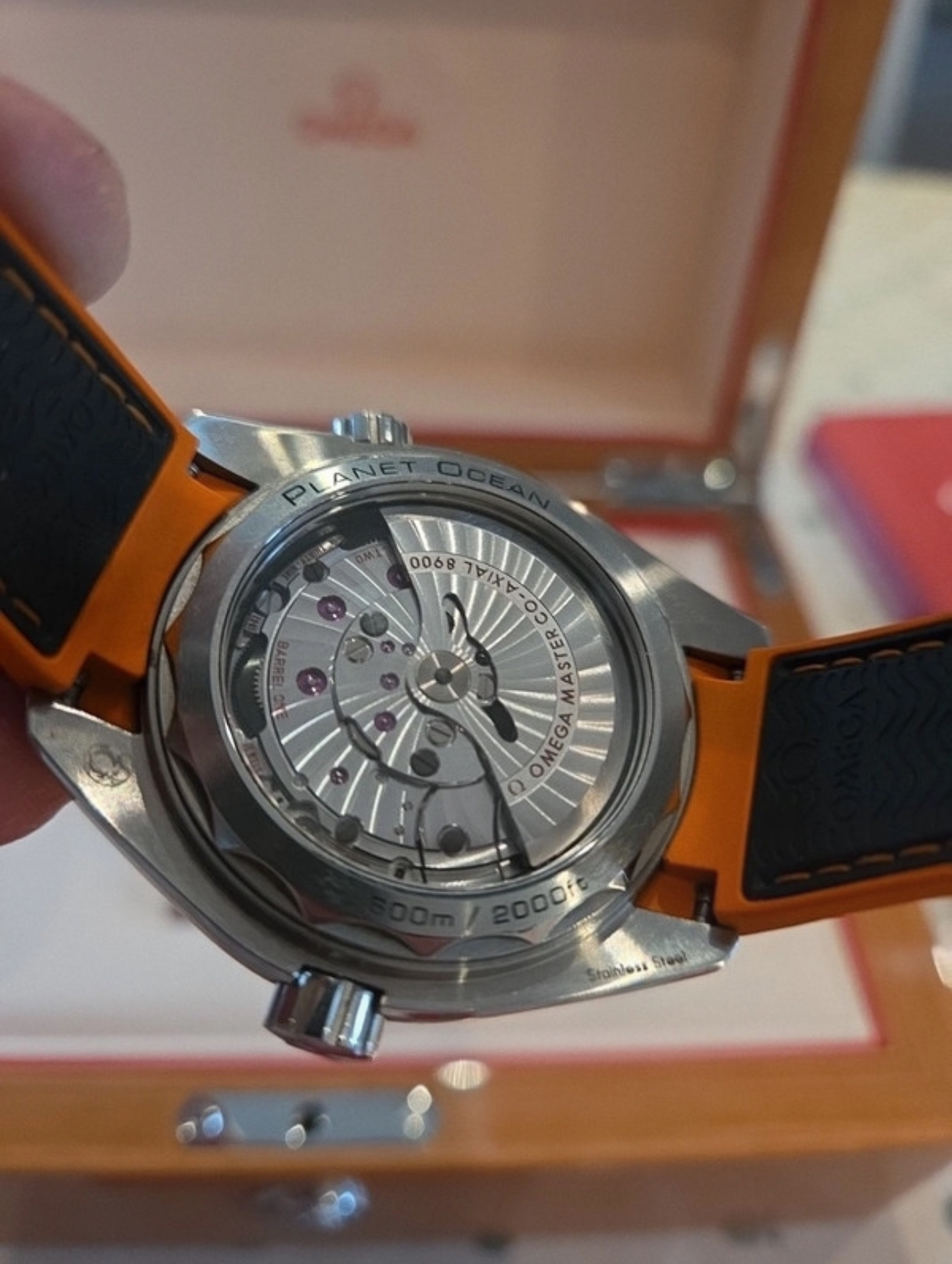 OMEGA Planet Ocean Co-Axial Master 44 mm, bracelet noir et orange. 215.32.44.21.01.001 – Image 5