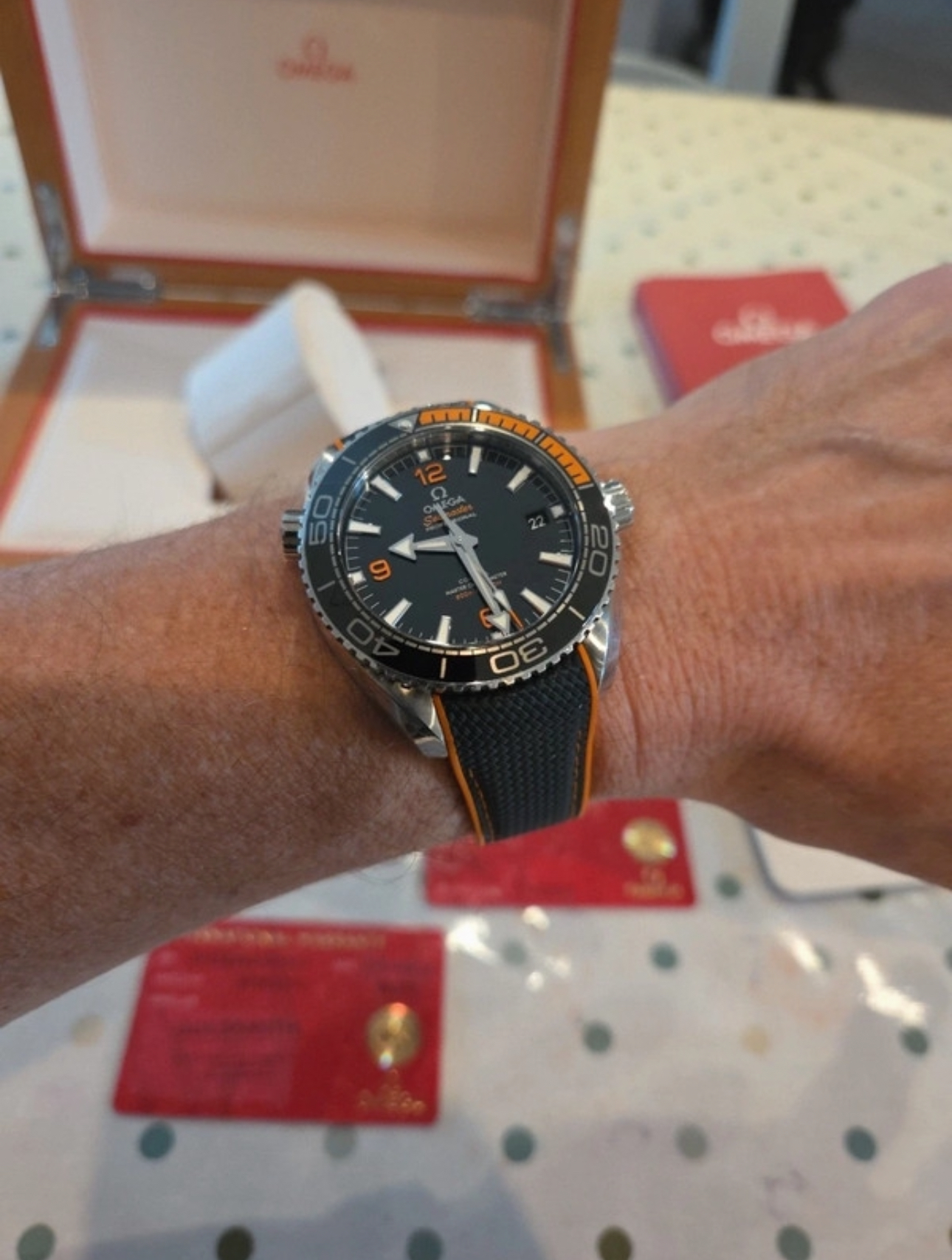 OMEGA Planet Ocean Co-Axial Master 44 mm, bracelet noir et orange. 215.32.44.21.01.001 – Image 6