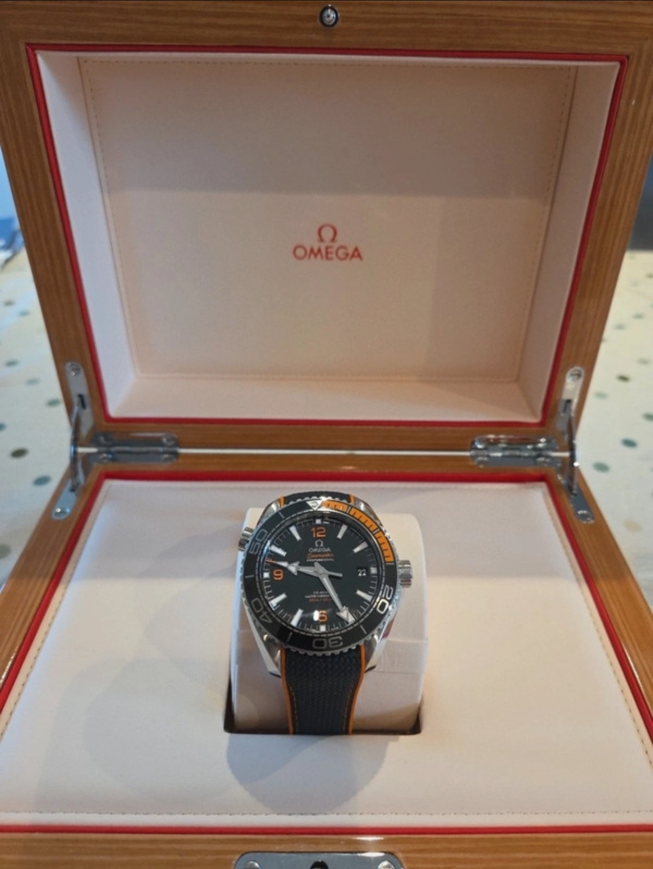 OMEGA Planet Ocean Co-Axial Master 44 mm, bracelet noir et orange. 215.32.44.21.01.001 – Image 10