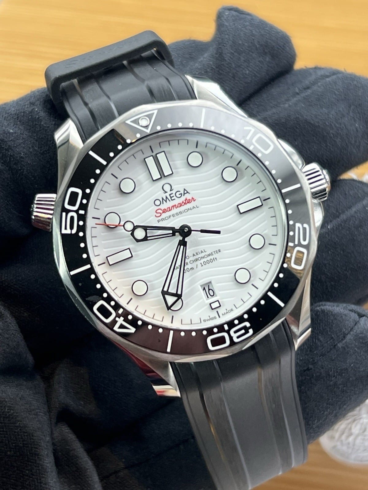 Omega Seamaster 300M 42 mm Cadran blanc 210.32.42.20.01.001 État neuf 2025 – Image 5