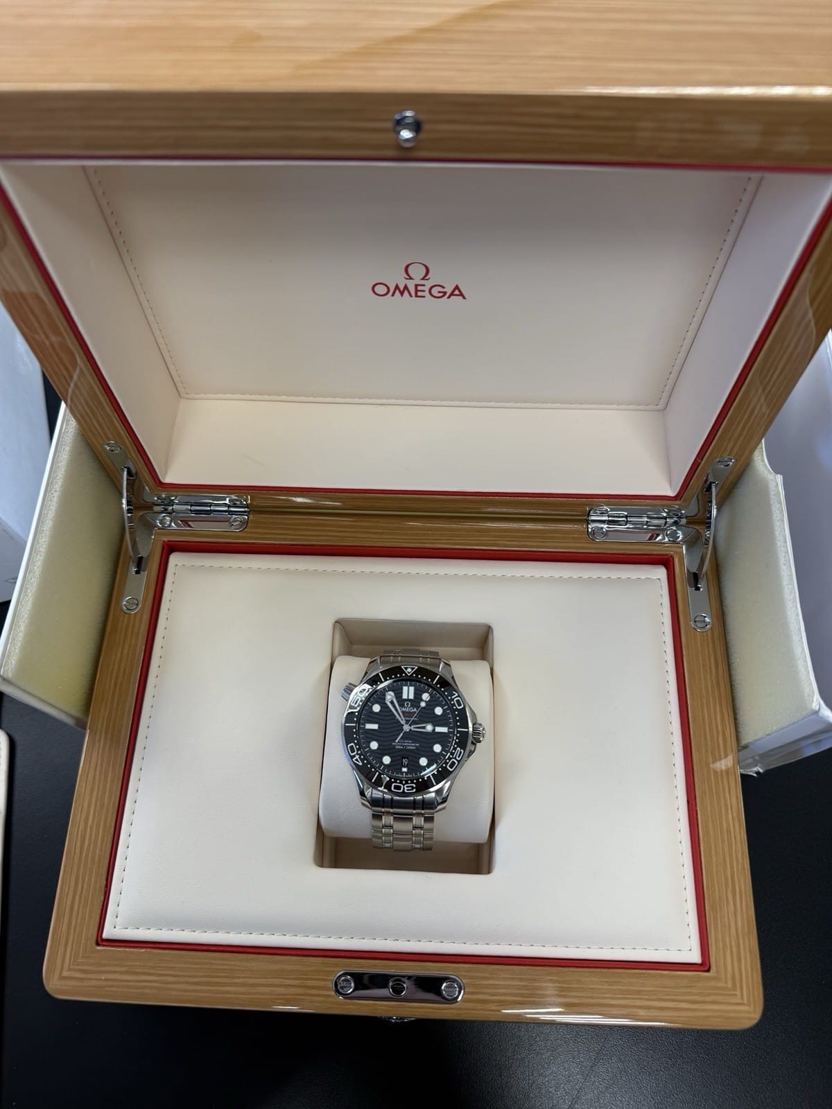 OMEGA Seamaster Diver 300M 210.30.42.20.01.001 Cadran Noir Modèle 2021 – Image 4