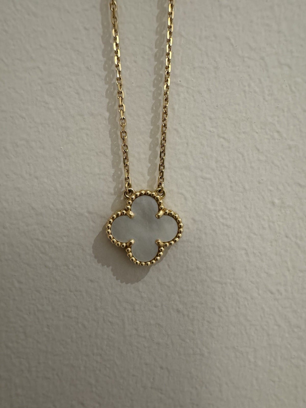 Pendentif Alhambra vintage en nacre de Van Cleef & Arpels, or jaune 18 carats – Image 3