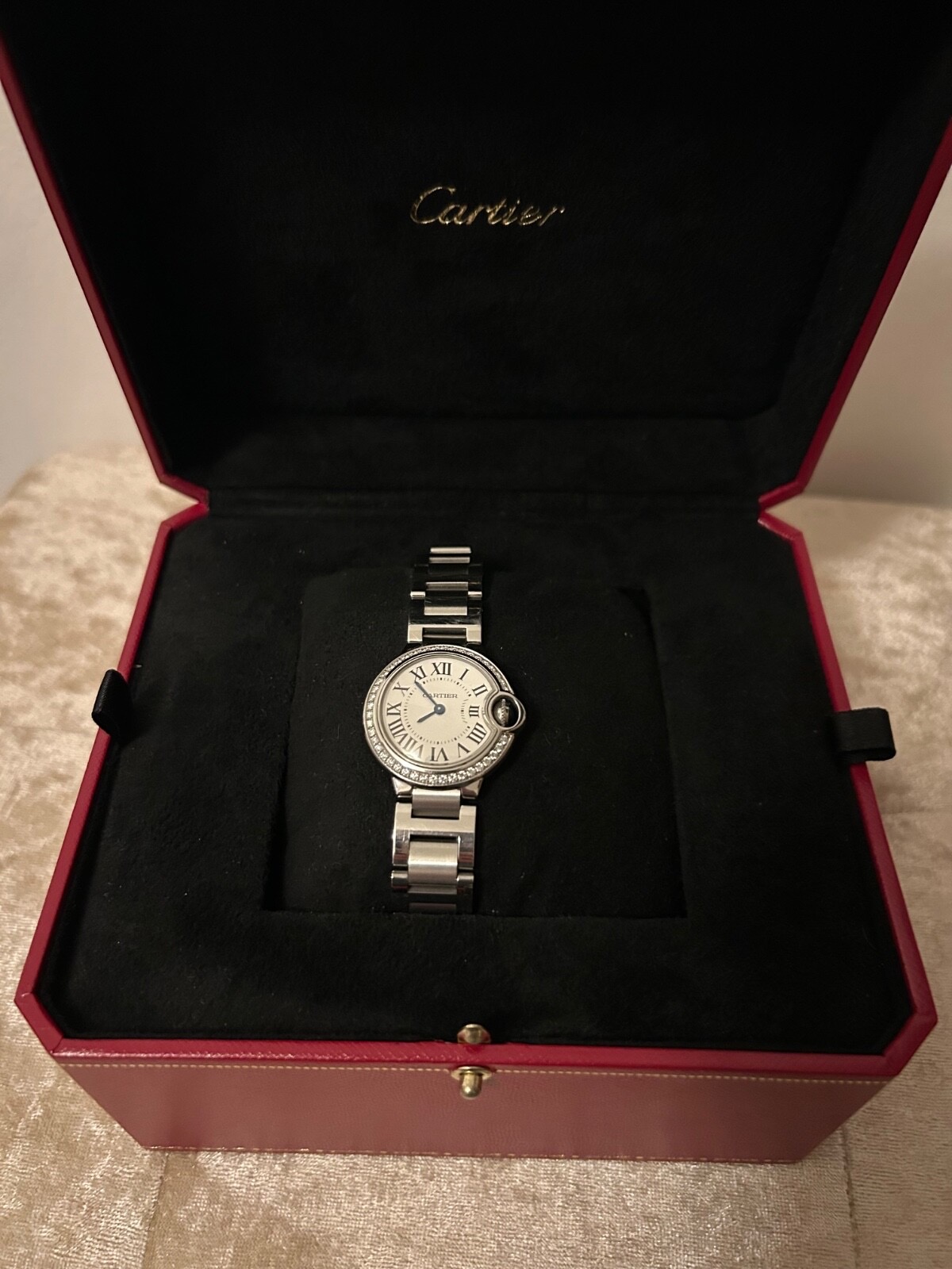 Montre Cartier Ballon Bleu argentée pour femme - Lunette sertie de diamants, modèle W4BB0015, 28 mm