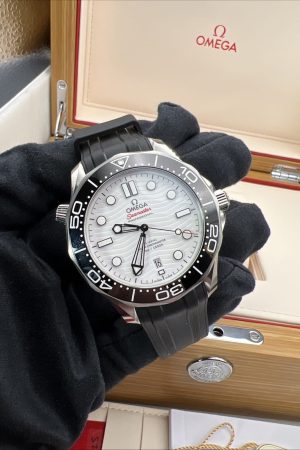 Omega Seamaster 300M 42 mm Cadran blanc 210.32.42.20.01.001 État neuf 2025