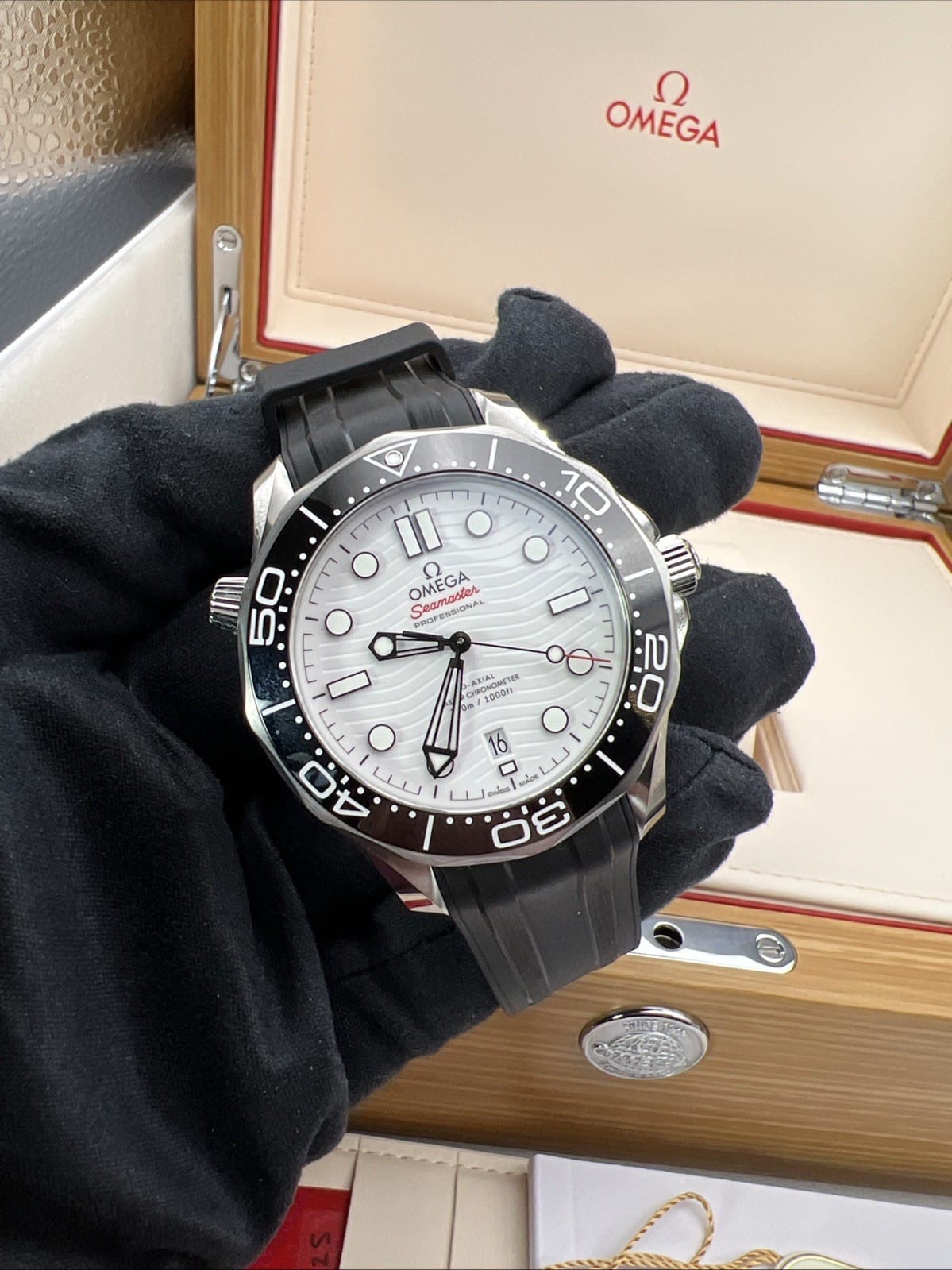 Omega Seamaster 300M 42 mm Cadran blanc 210.32.42.20.01.001 État neuf 2025