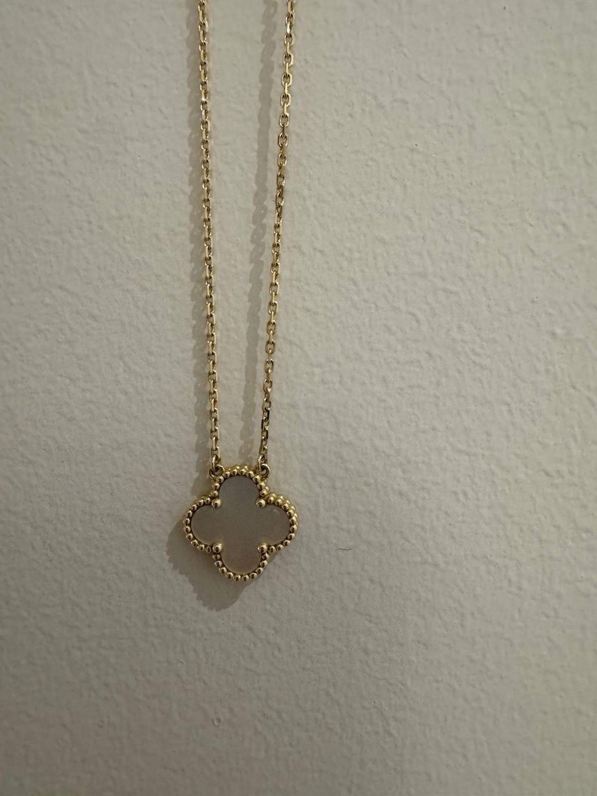 Pendentif Alhambra vintage en nacre de Van Cleef & Arpels, or jaune 18 carats – Image 2