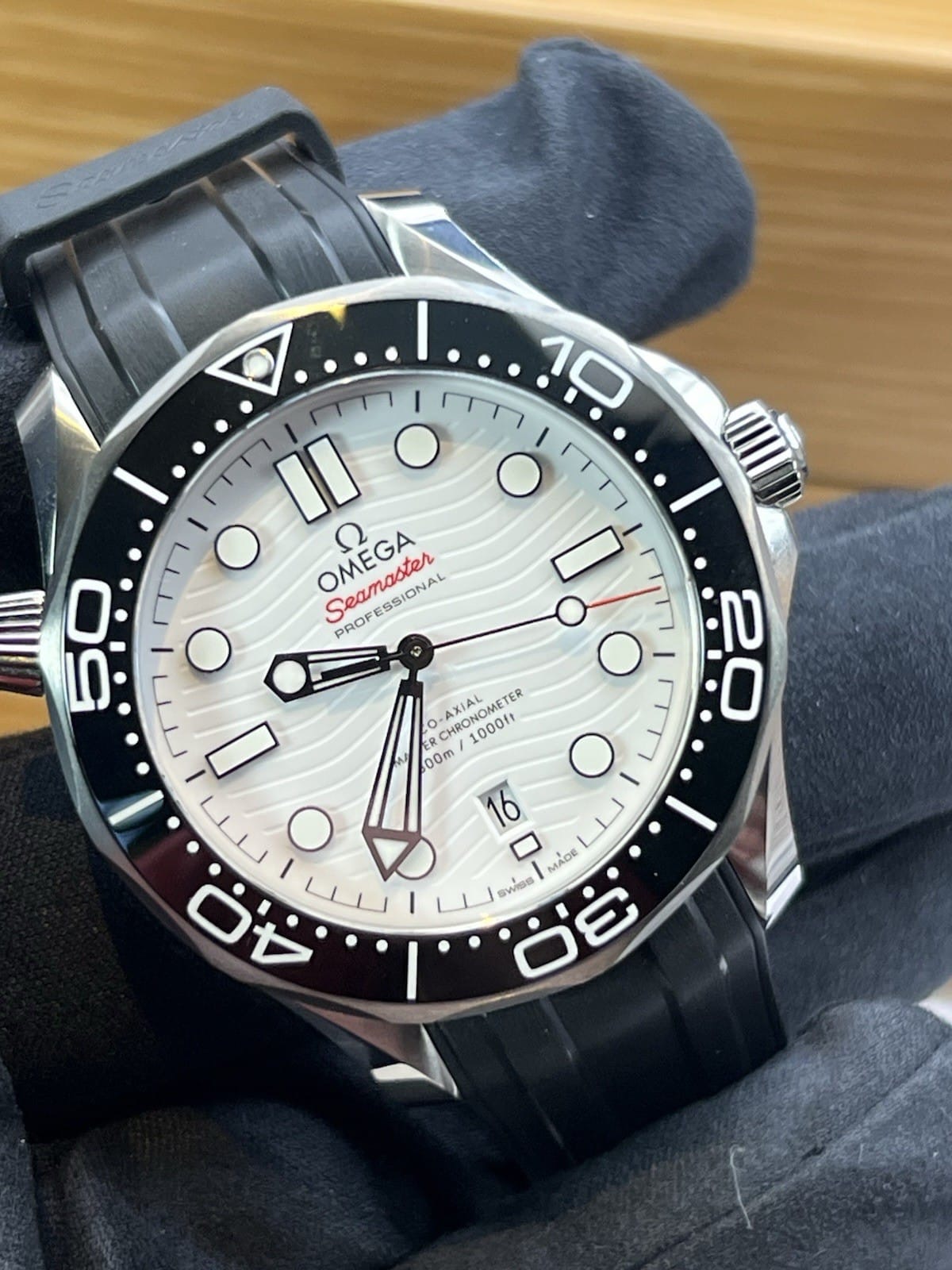 Omega Seamaster 300M 42 mm Cadran blanc 210.32.42.20.01.001 État neuf 2025 – Image 6