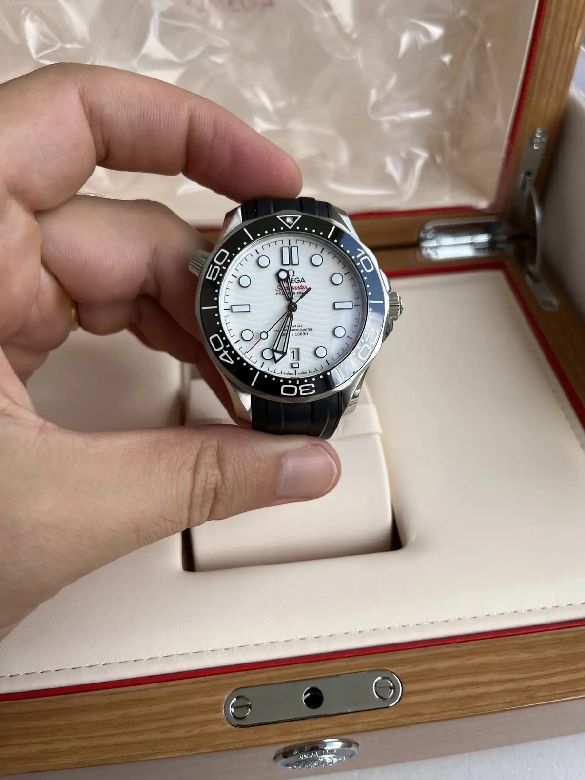 OMEGA Seamaster Diver 300M Cadran Blanc Bracelet Caoutchouc 2022 Boîte et Papiers – Image 2