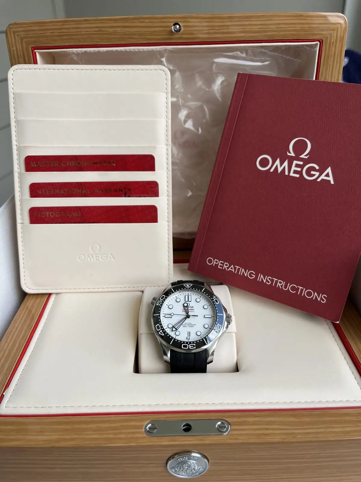 OMEGA Seamaster Diver 300M Cadran Blanc Bracelet Caoutchouc 2022 Boîte et Papiers