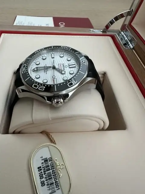 OMEGA Seamaster 300M Blanc 210.32.42.20.04.001 Bracelet déployant d'origine boîte, cartes et étiquette. – Image 6