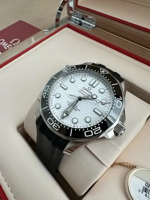 OMEGA Seamaster 300M Blanc 210.32.42.20.04.001 Bracelet déployant d'origine boîte, cartes et étiquette. – Image 7
