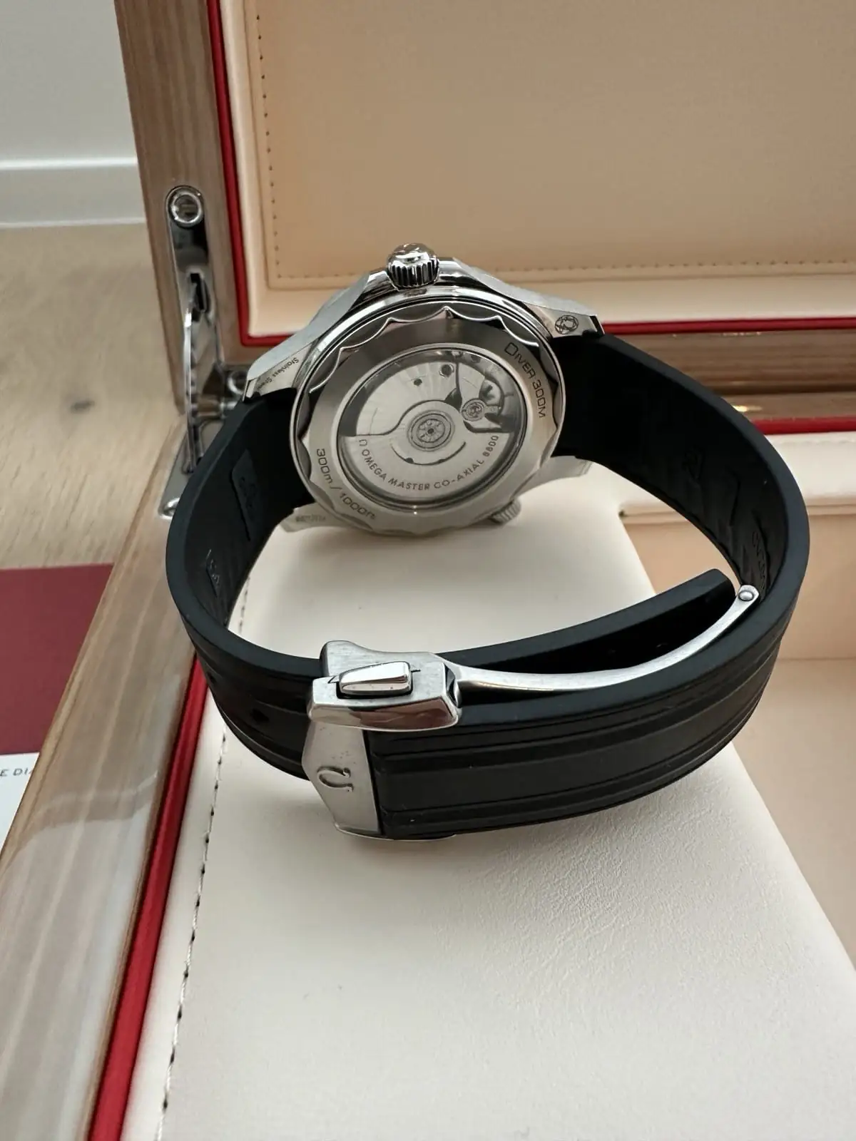 OMEGA Seamaster 300M Blanc 210.32.42.20.04.001 Bracelet déployant d'origine boîte, cartes et étiquette. – Image 19