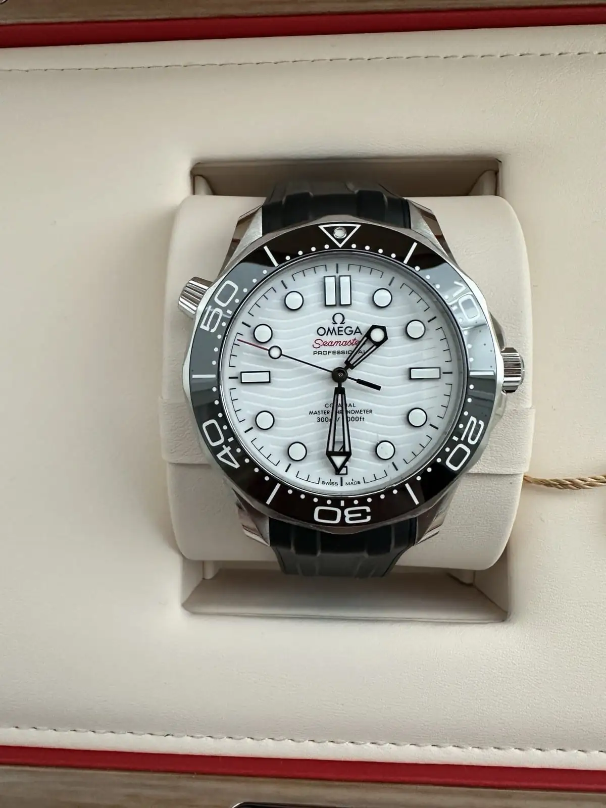 OMEGA Seamaster 300M Blanc 210.32.42.20.04.001 Bracelet déployant d'origine boîte, cartes et étiquette. – Image 2