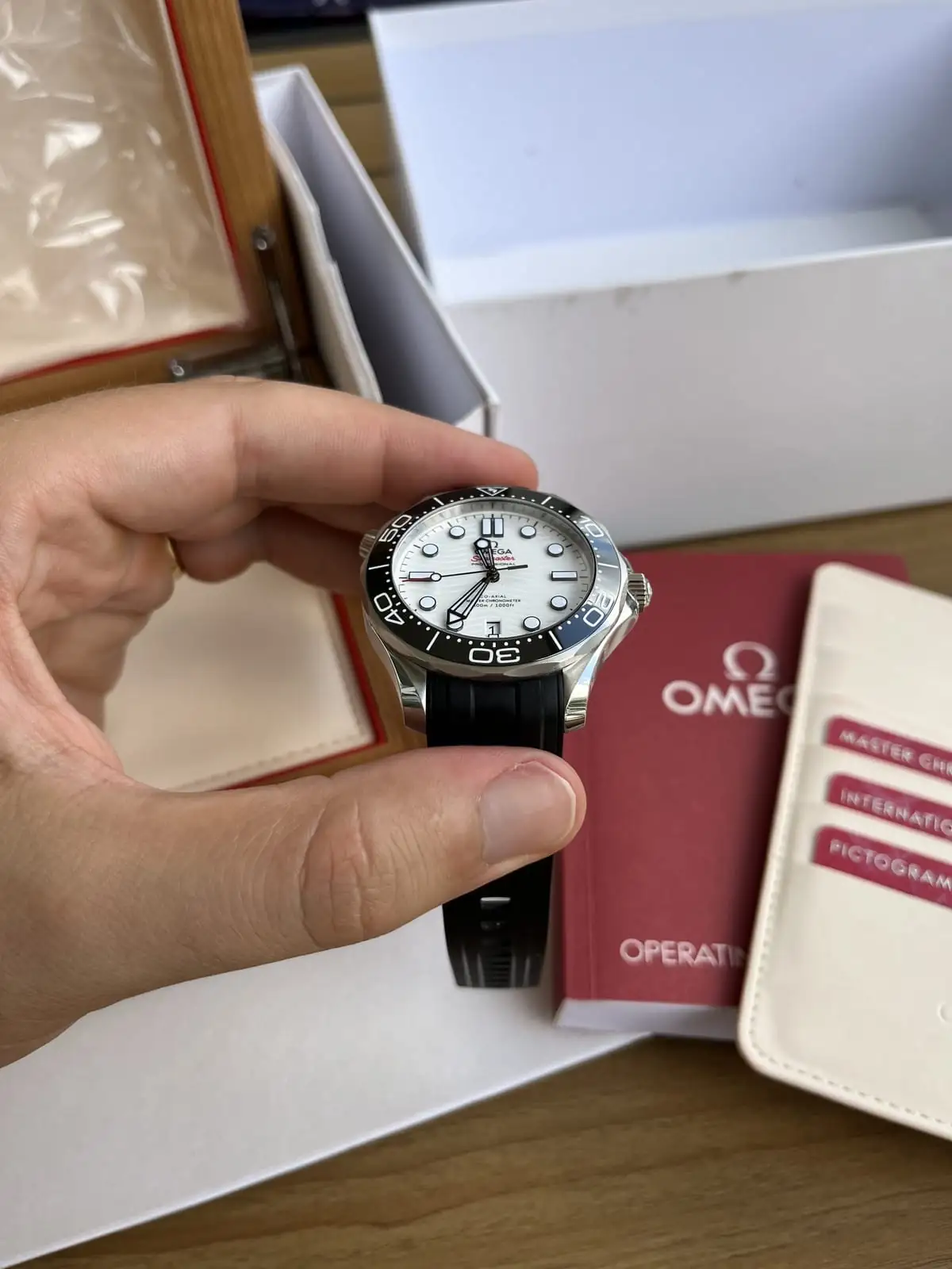 OMEGA Seamaster Diver 300M Cadran Blanc Bracelet Caoutchouc 2022 Boîte et Papiers – Image 12