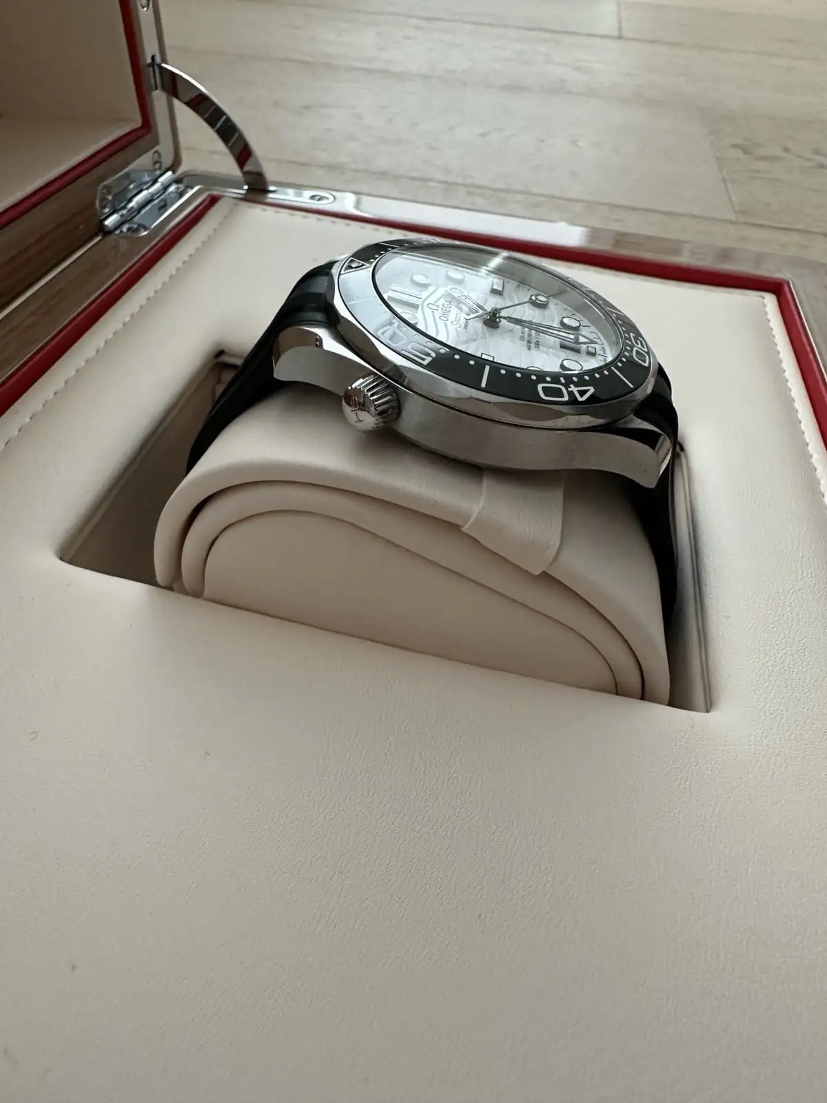 OMEGA Seamaster 300M Blanc 210.32.42.20.04.001 Bracelet déployant d'origine boîte, cartes et étiquette. – Image 10