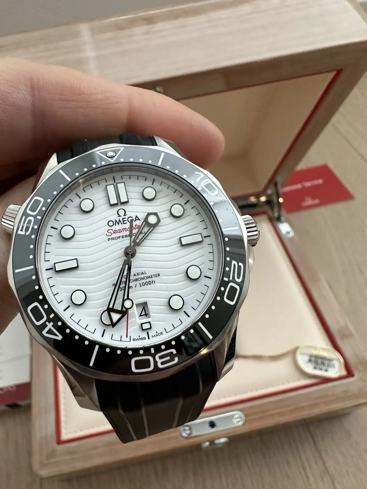 OMEGA Seamaster 300M Blanc 210.32.42.20.04.001 Bracelet déployant d'origine boîte, cartes et étiquette.