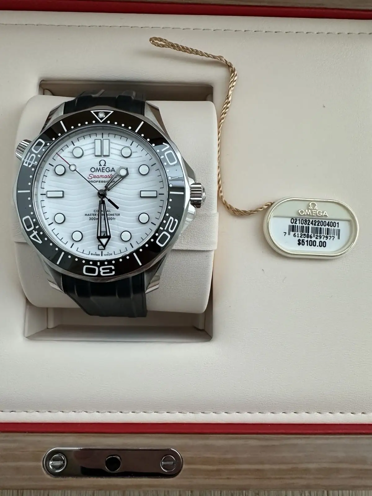 OMEGA Seamaster 300M Blanc 210.32.42.20.04.001 Bracelet déployant d'origine boîte, cartes et étiquette. – Image 4
