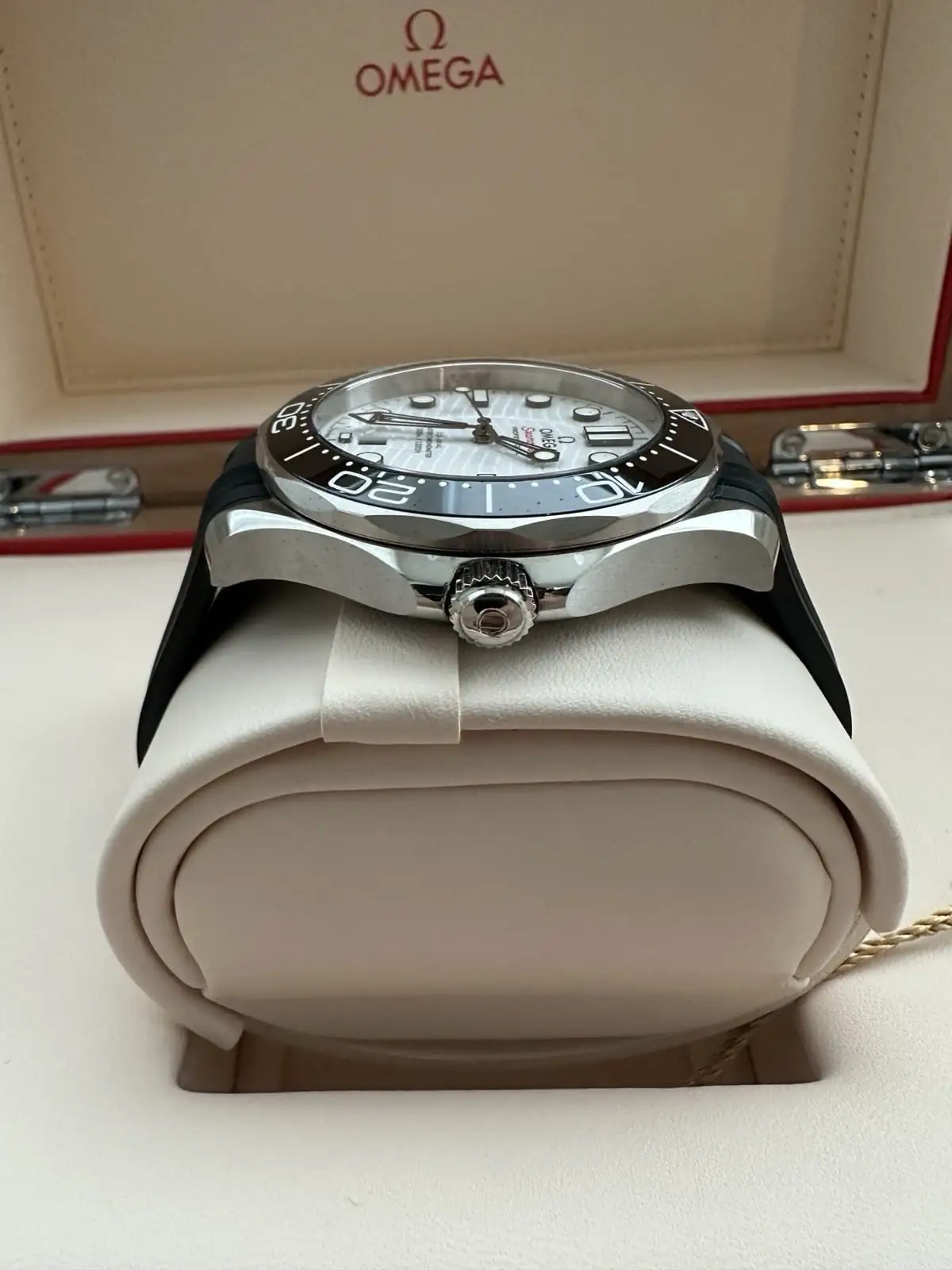 OMEGA Seamaster 300M Blanc 210.32.42.20.04.001 Bracelet déployant d'origine boîte, cartes et étiquette. – Image 9