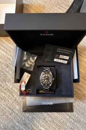 Tudor Black Bay 58, acier inoxydable, 39 mm, cadran noir, référence 79030, avec boîte et carte.