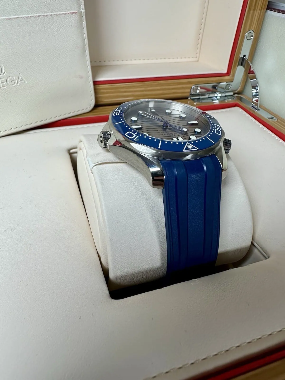 Omega Seamaster 300m Bleu/Gris | 210.32.42.20.06.001 | 2024 | Boîte et papiers – Image 2