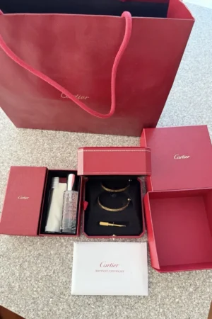 Bracelet Cartier Love en or immaculé.