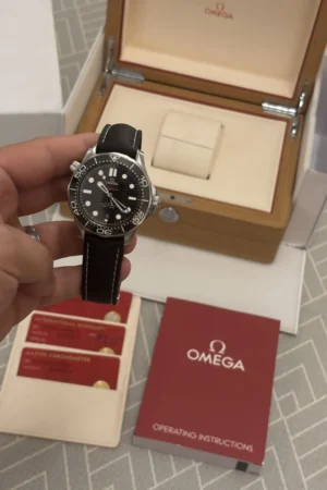 Omega Seamaster Diver 300M 42 mm noire (2023), set complet + bracelet Artem / boucle Omega d'origine